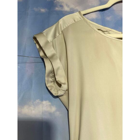 Women's Express silky Top blouse cream color curved hem size small - Picture 2 of 8